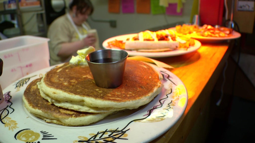 Modern Times Cafe closing at end of year after providing 30,000 free meals in wake of ICE surge — WCCO / CBS Minnesota, Minnetonka Dining news