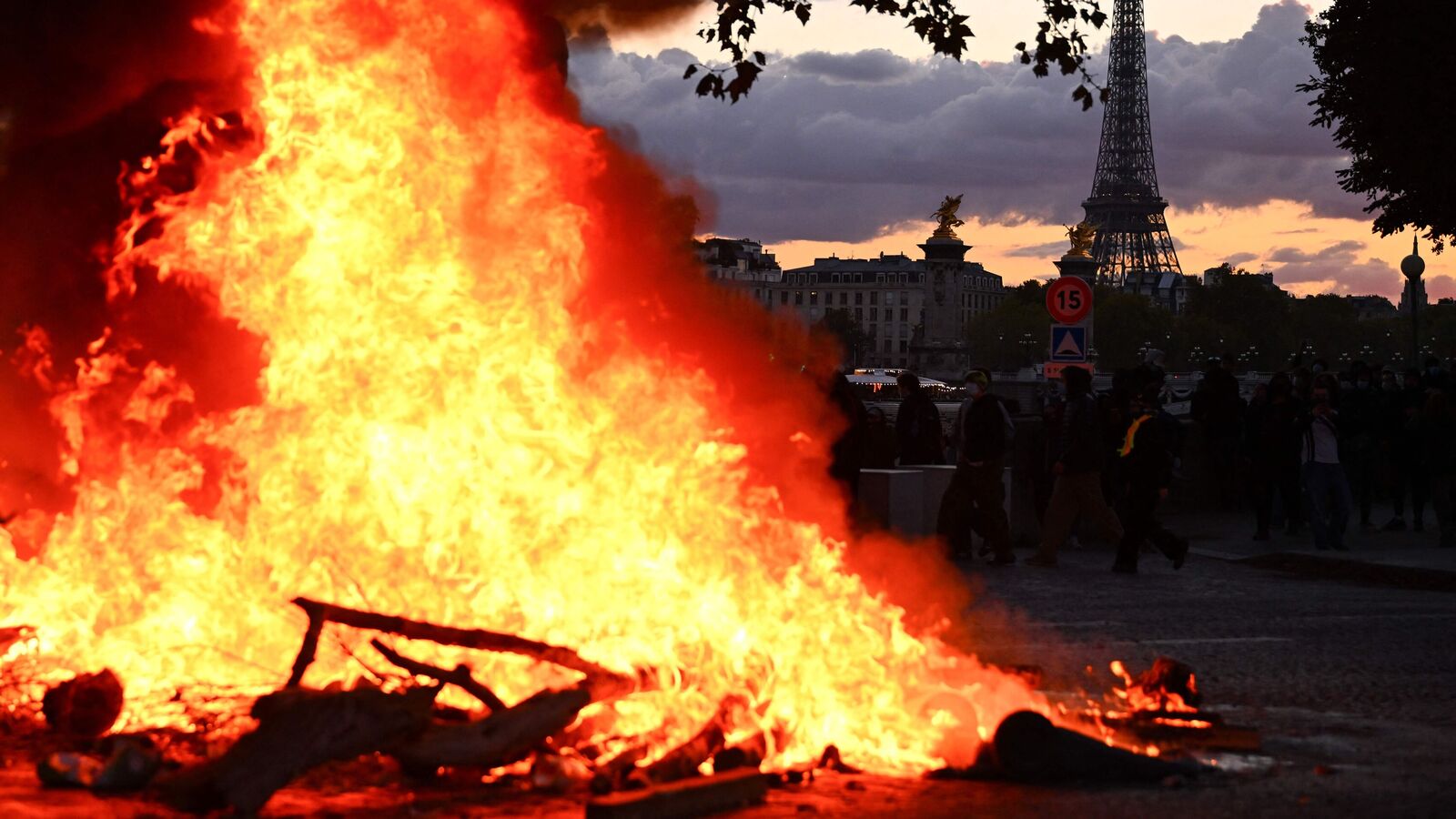 France Protests: Cars torched, shops looted as police arrest 272 demonstrators — Mint India, Minnetonka Business news
